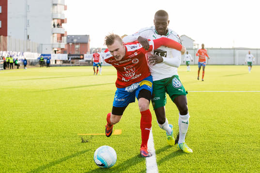 Nyköpings Pontus Nordenberg i kamp om bollen med Hammarbys