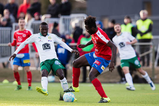 Hammarbys Pa Amat Dibba i kamp om bollen med Nyköpings