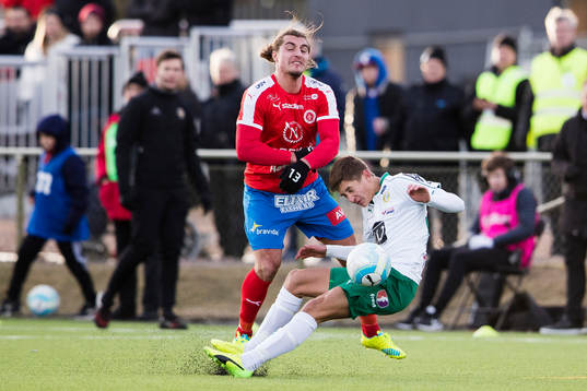 Hammarbys Leo Bengtsson i kamp om bollen med Nyköpings