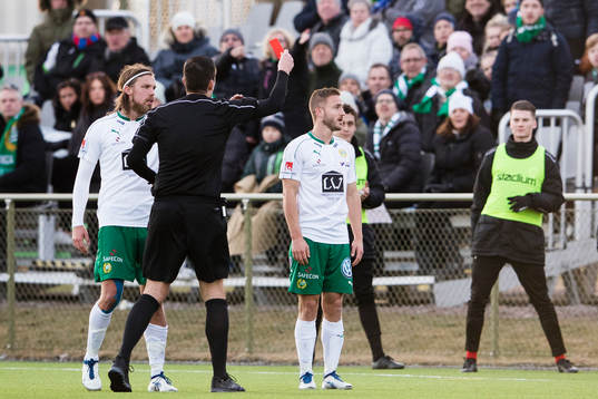 Domare Nermin Cisic visar ett rött kort för Hammarbys