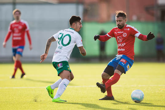 Hammarbys Jiloan Hamad passar förbi Nyköpings Dago Funes