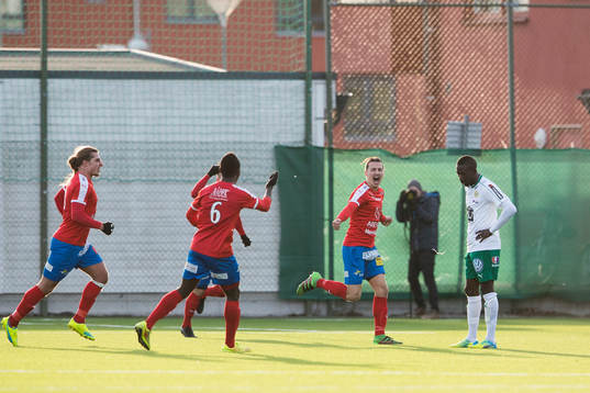 Nyköpings Enis Ahmetovic jublar och Hammarbys Pa Amat