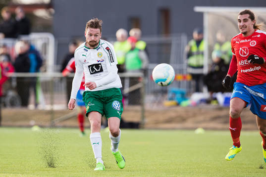 Hammarbys Arnór Smárason med ett skott
