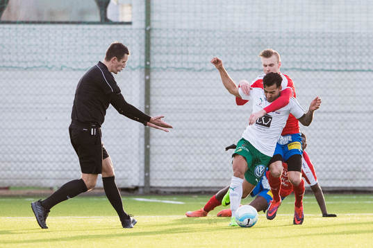 Domaren följer en närkamp mellan Hammarbys Jiloan Hamad