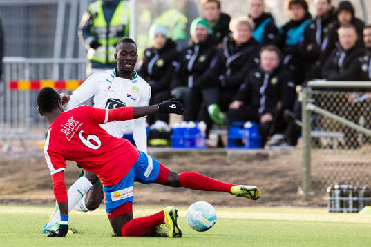 Hammarbys Pa Amat Dibba i kamp om bollen med Nyköpings