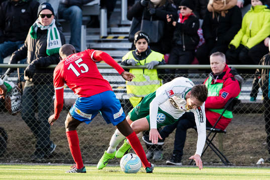 Nyköpings Sal Jobarteh i kamp om bollen med Hammarbys