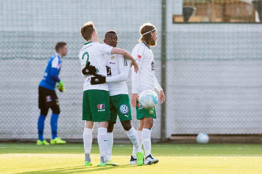 Hammarbys Birkir Már Saevarsson och Joseph Aidoo kramar om