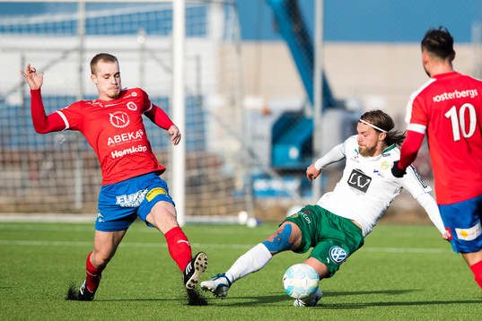 Nyköpings Christoffer Hansebjer i kamp om bollen med