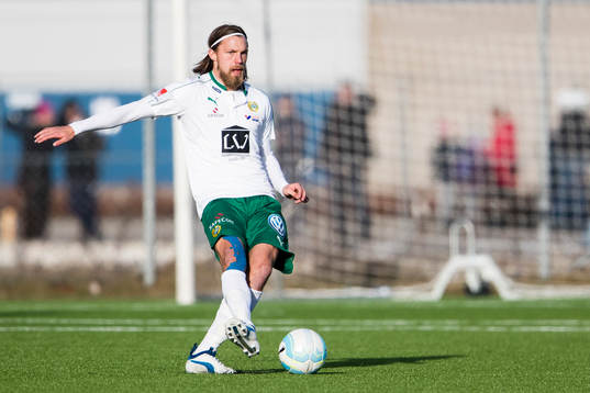 Hammarbys Björn Paulsen med bollen