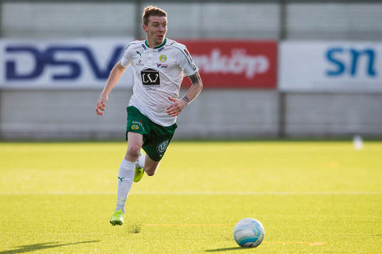 Hammarbys Birkir Már Saevarsson med bollen