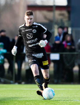 Nyköpings målvakt Edvard Setterberg med bollen