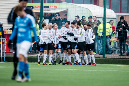 Vänersborgs Valon Gashi har gjort 1-0 och jublar med