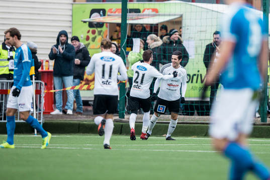 Vänersborgs Valon Gashi har gjort 1-0 och jublar med