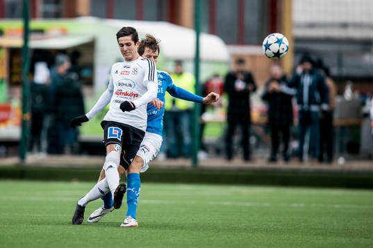 Vänersborgs Valon Gashi före Halmstads Marcus Johansson