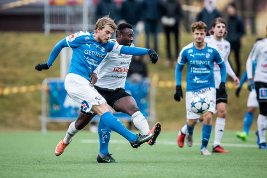 Halmstads Marcus Mathisen skjuter före Vänersborgs Ismael