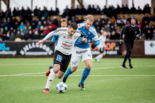Vänersborgs Andelo Vekic före Halmstads Marcus Mathisen