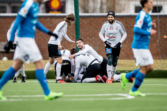Vänersborgs Valon Gashi jublar med lagkamraterna