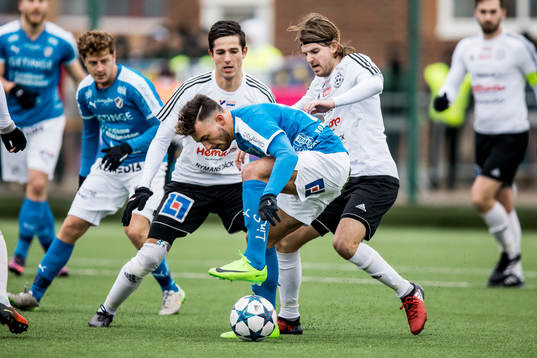 Halmstads Sead Haksabanovic före Vänersborgs Valon Gashi