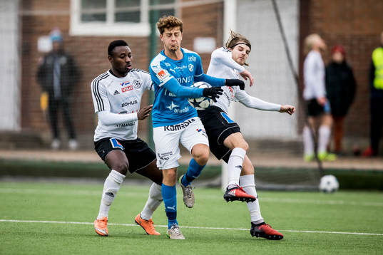 Halmstads Rebin Assad och Vänersborgs Ismael Fonjah (v)