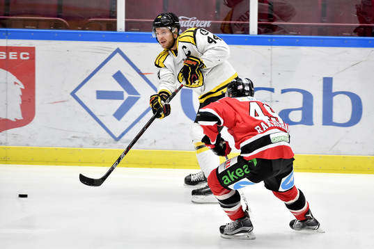 Brommapojkarnas Jacob Blomqvist och Malmö Redhawks Rhett