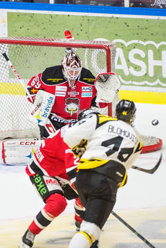Brynäs Jacob Blomqvist mot Malmö Redhawks Erik Andersson