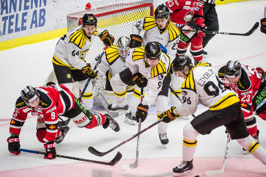 Brynäs målvakt David Rautio håller ögat på pucken i
