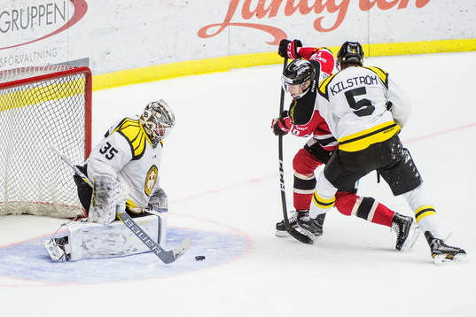 Malmö Redhawks Robin Alvarez mot Brynäs målvakt David