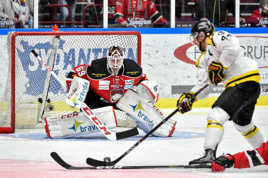 Brynäs Jacob Blomqvist och Malmö Redhawks målvakt Oscar