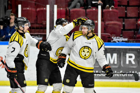 Brynäs Jonathan Granström jublar med lagkamrater