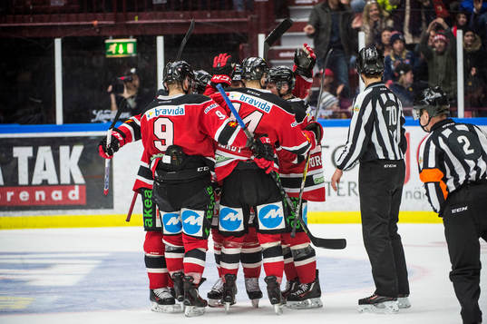 Malmö Redhawks Carl-Johan Lerby jublar med lagkamraterna
