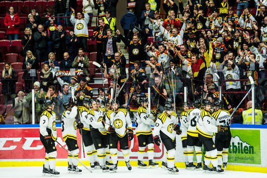 Brynäs spelare och supportrar jublar