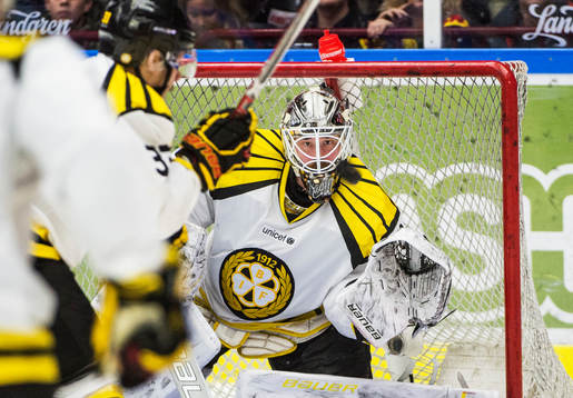 Brynäs målvakt David Rautio med blicken på pucken
