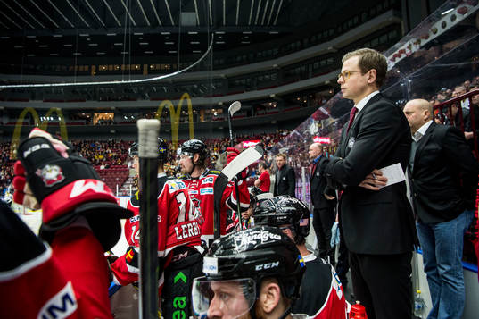Malmö Redhawks assisterande tränare Martin Filander bland