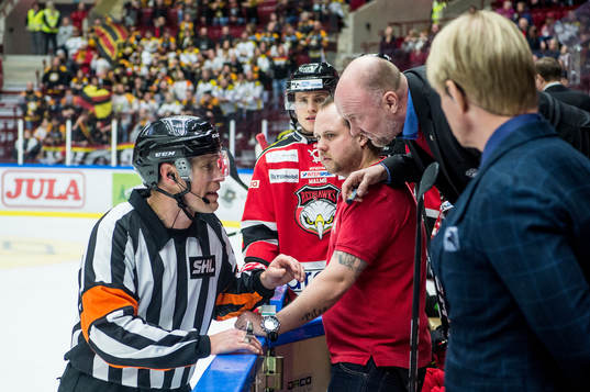 Domare Tobias Björk pratar med Malmö Redhawks tränare