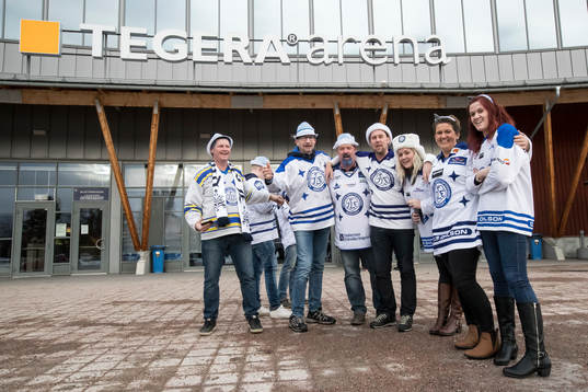 Supportrar från Gisslaved utanför Tegera Arena innan
