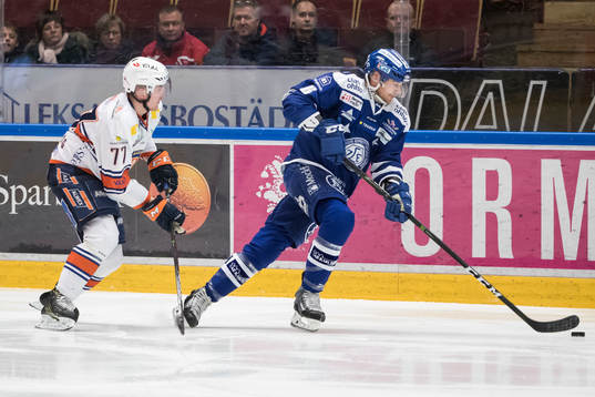 Växjös Pontus Netterberg jagar Leksands Joe Piskula i