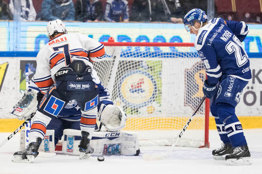 Växjös Jeff Tambellini framför Leksands målvakt Atte