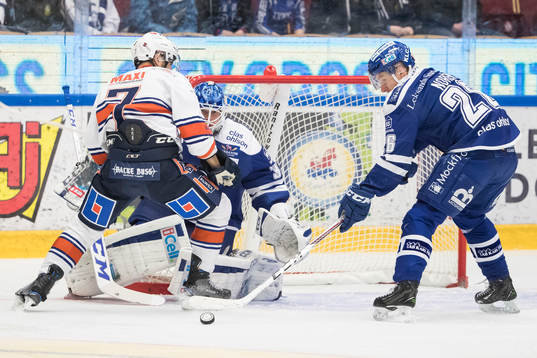 Växjös Jeff Tambellini framför Leksands målvakt Atte