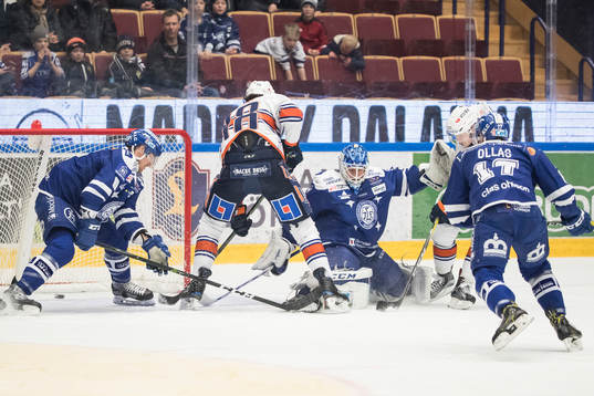 Växjös Tuomas Kiiskinen  gör 0-2 bakom Leksands målvakt