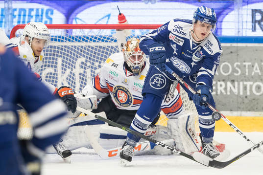 Leksands Martin Karlsson framför Växjös målvakt Joacim