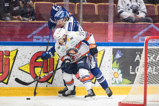 Växjös Cory Murphy i kamp om pucken med Leksands Sondre
