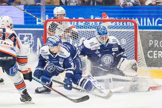 Leksands målvakt Atte Engren räddar skott Leksands Daniel