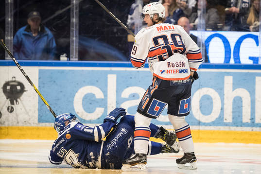 Växjös Calle Rosén tacklar Leksands Jesper Ollas i