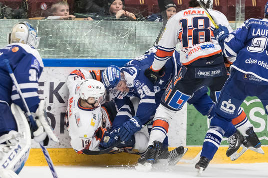 Leksands Patrik Norén tacklar Växjös Tuomas Kiiskinen  i