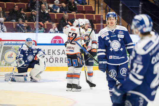 Leksands målvakt Atte Engren deppar och Växjös Arvid