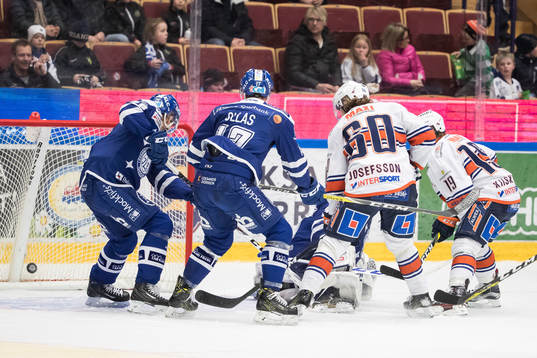 Växjös Tuomas Kiiskinen  gör 0-6 bakom Leksands målvakt