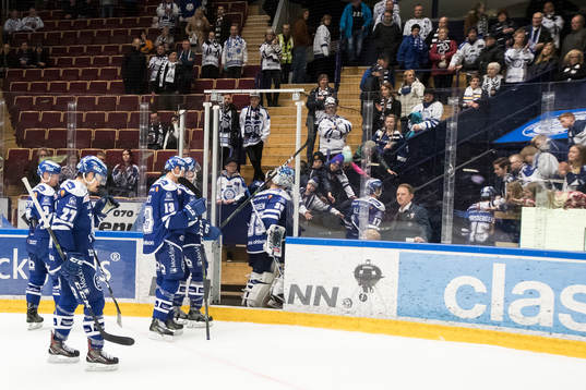 Leksands spelarna lämnar isen
