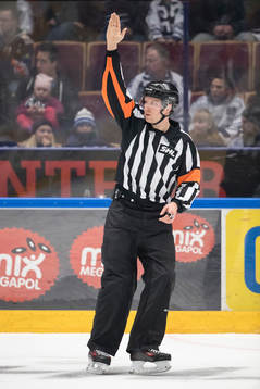 Domare Marcus Linde i ishockeymatchen i SHL mellan Leksand