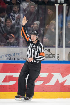 Domare Marcus Linde i ishockeymatchen i SHL mellan Leksand