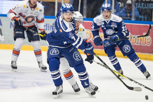Leksands Johan Olofsson i ishockeymatchen i SHL mellan
